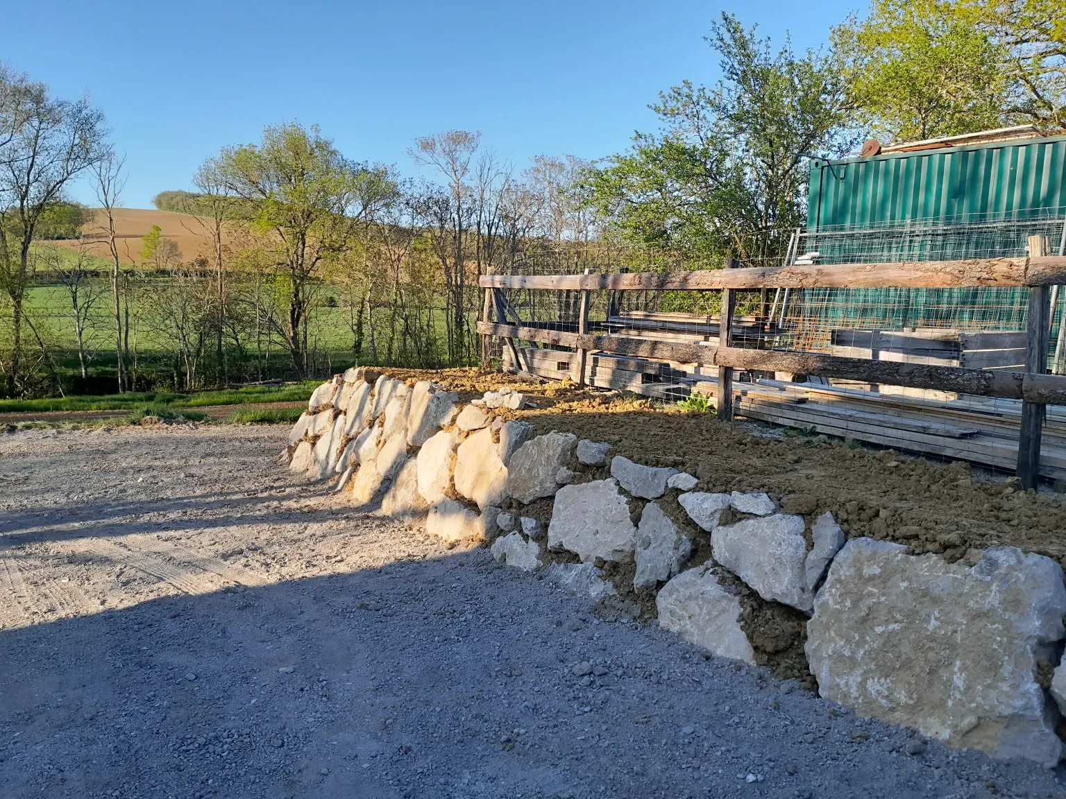 Chantier d'enrochement réalisé par Rodriguez Travaux Publics